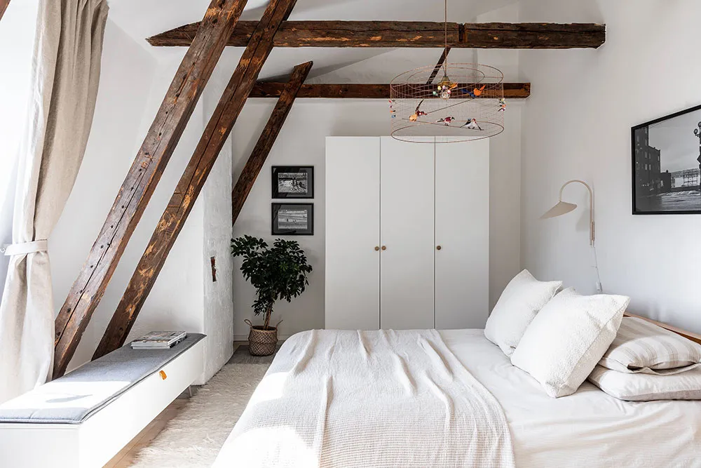 Эффектная мансарда с балками в Стокгольме - Gallery image 11