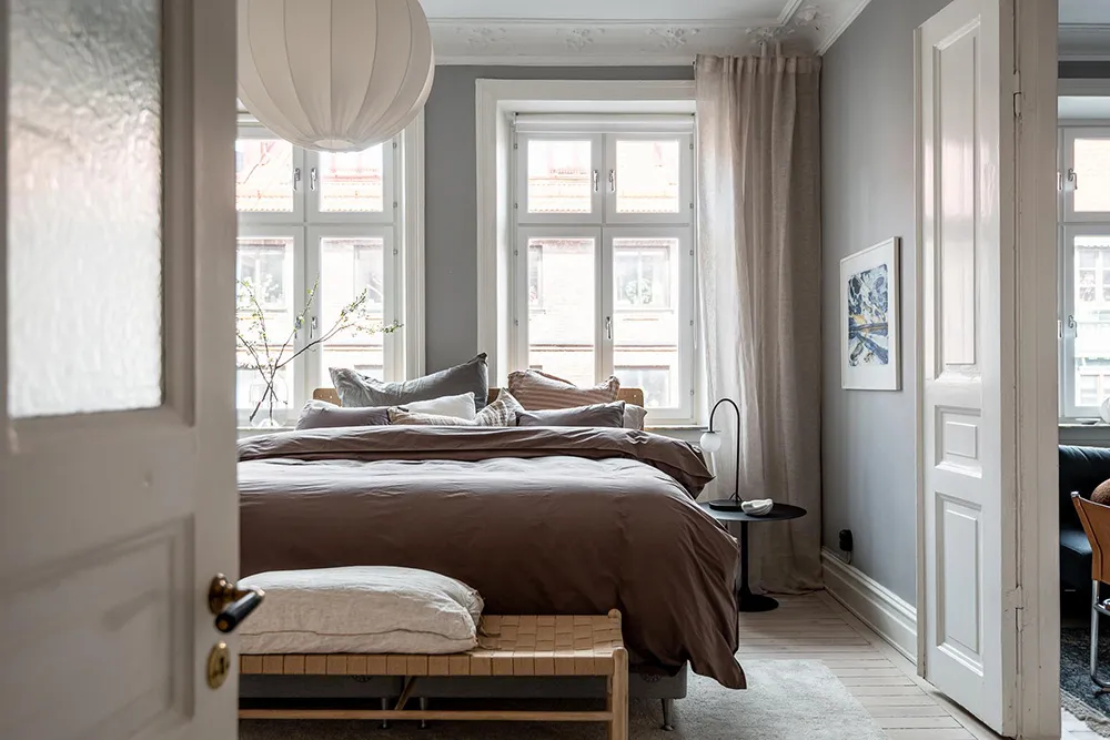 Graue Wände und runde Wohnzimmer: Wohnung in einem alten Haus in Gotenburg - 3