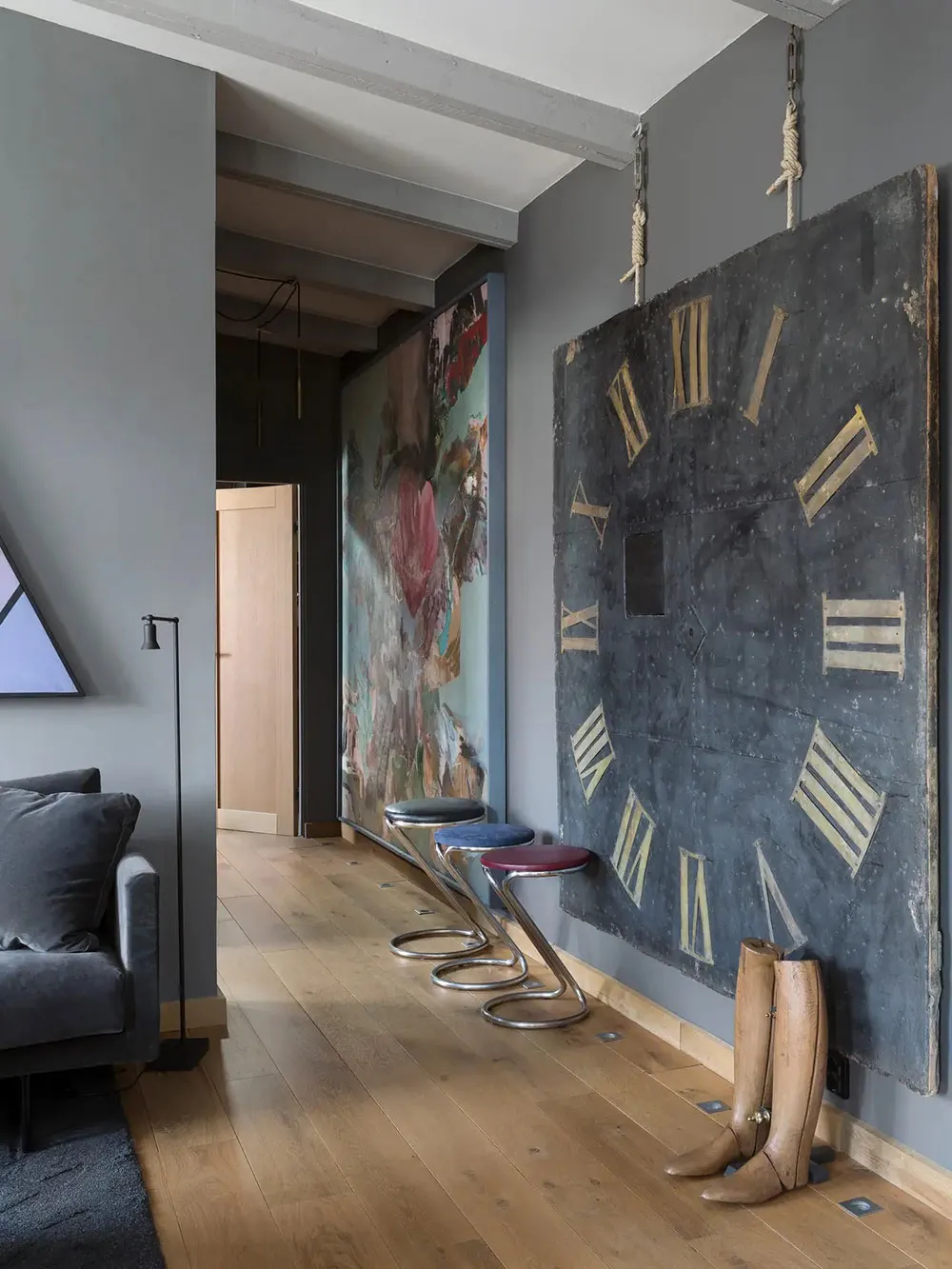 Темні відтінки та антикваріат: квартирка на даху в Гетеборзі - Gallery image 3