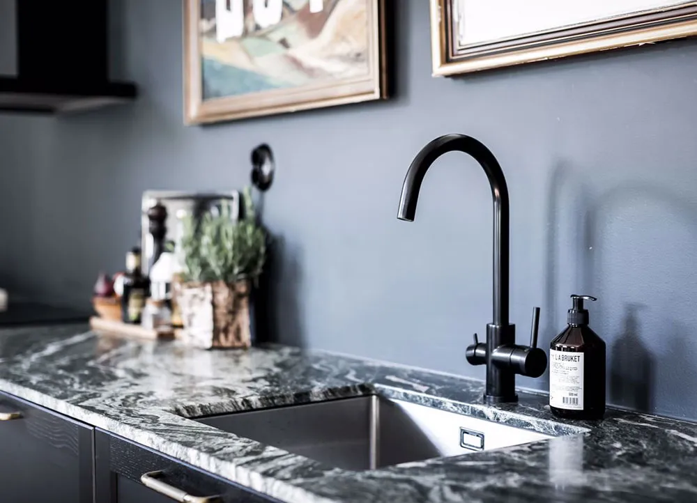 Estilos de contraste cromático en el diseño de un apartamento inusual en Suecia (73 m²) - Gallery image 6