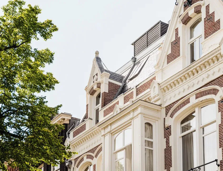 Naturalny minimalizm w designie mieszkania w domu na kanale w Amsterdamie - Gallery image 1