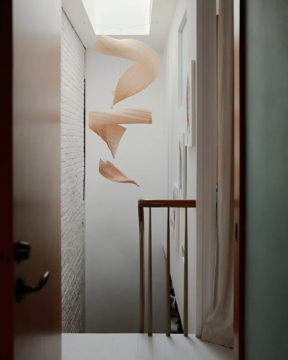 Miks stylów i słoneczny świat w wnętrzach niezwykłego taunhouse'a w Nowym Jorku - Gallery image 18