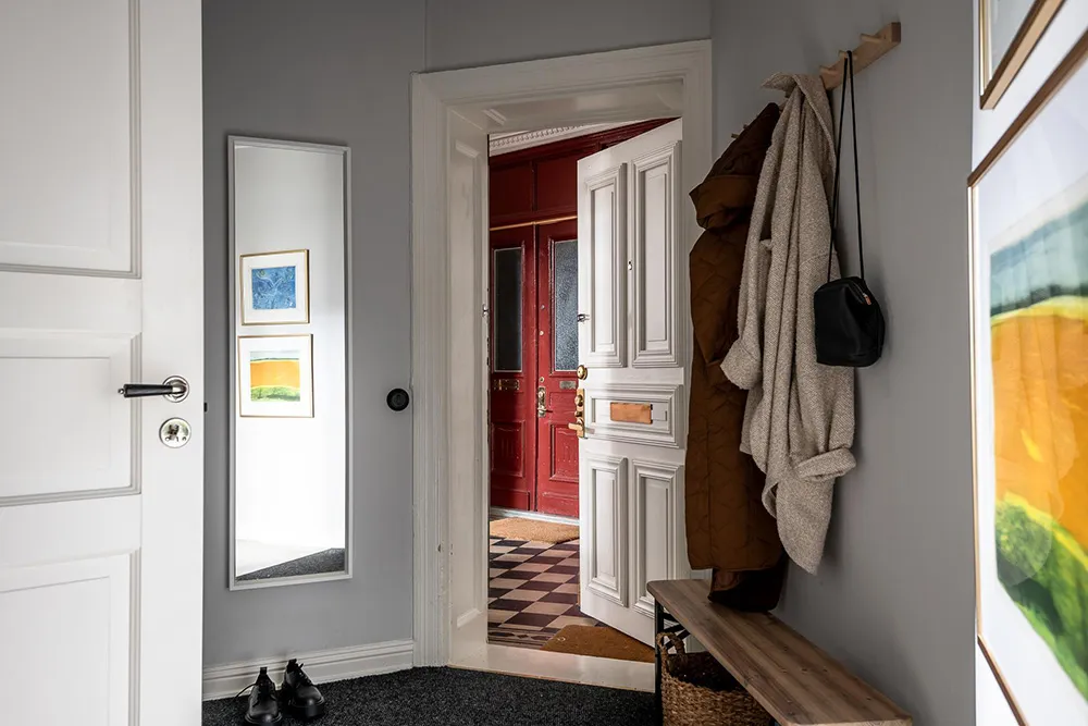 Graue Wände und runde Wohnzimmer: Wohnung in einem alten Haus in Gotenburg - 38