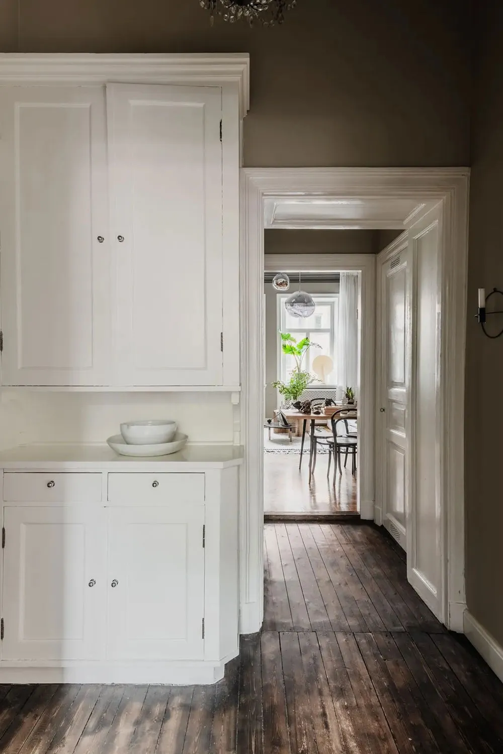 Atmosferyczny skandynawski wnętrze z ciemnym sufitem (81 m²) - Gallery image 22