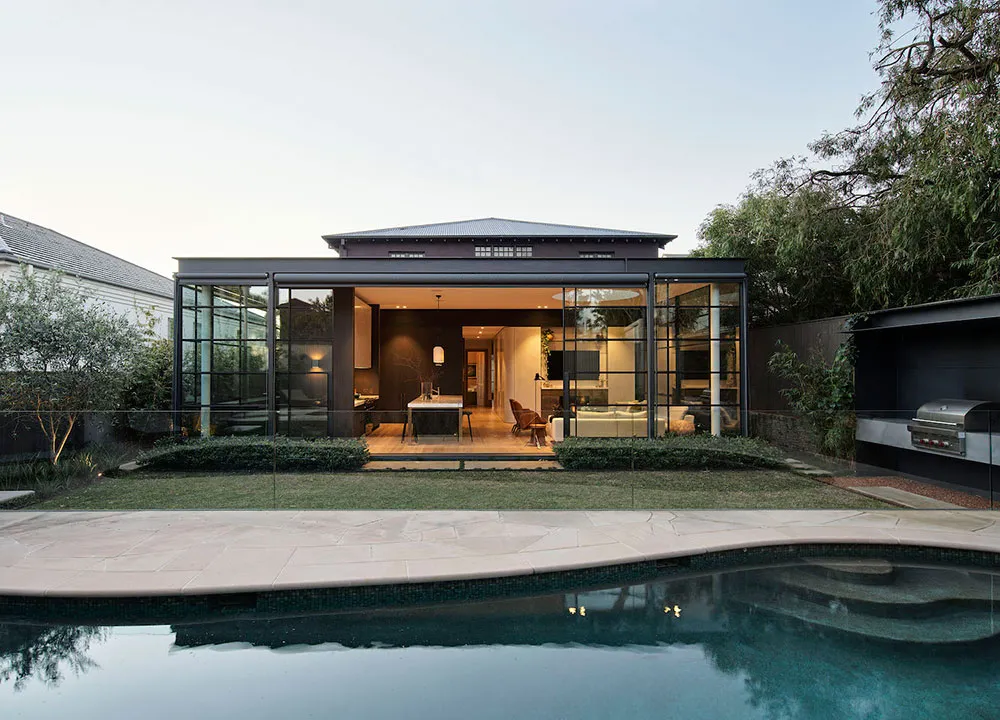 Fenêtre de plafond circulaire et cuisine en marbre : rénovation d'une maison des années 1930 à Sydney - Gallery image 20