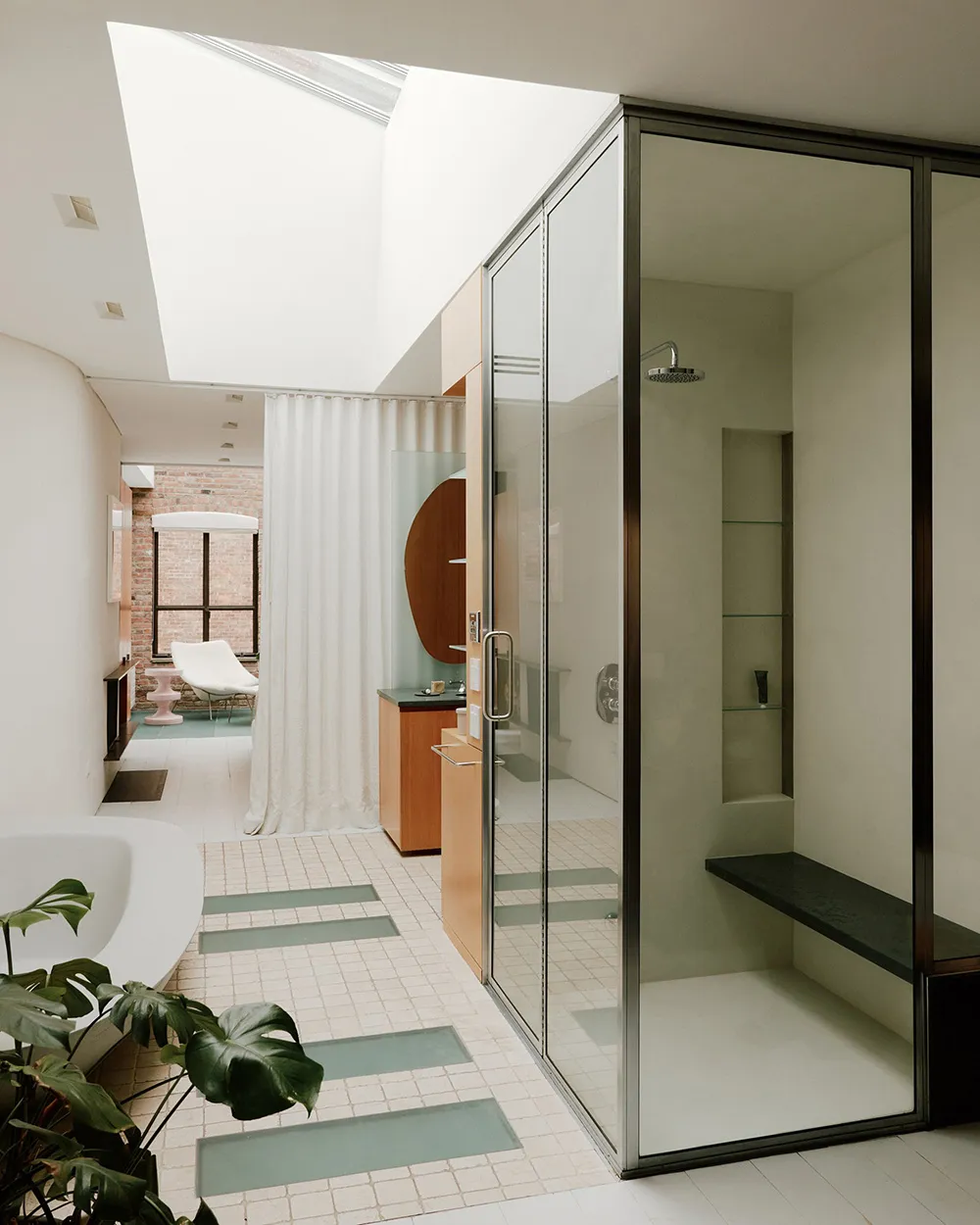 Miks stylów i słoneczny świat w wnętrzach niezwykłego taunhouse'a w Nowym Jorku - Gallery image 20