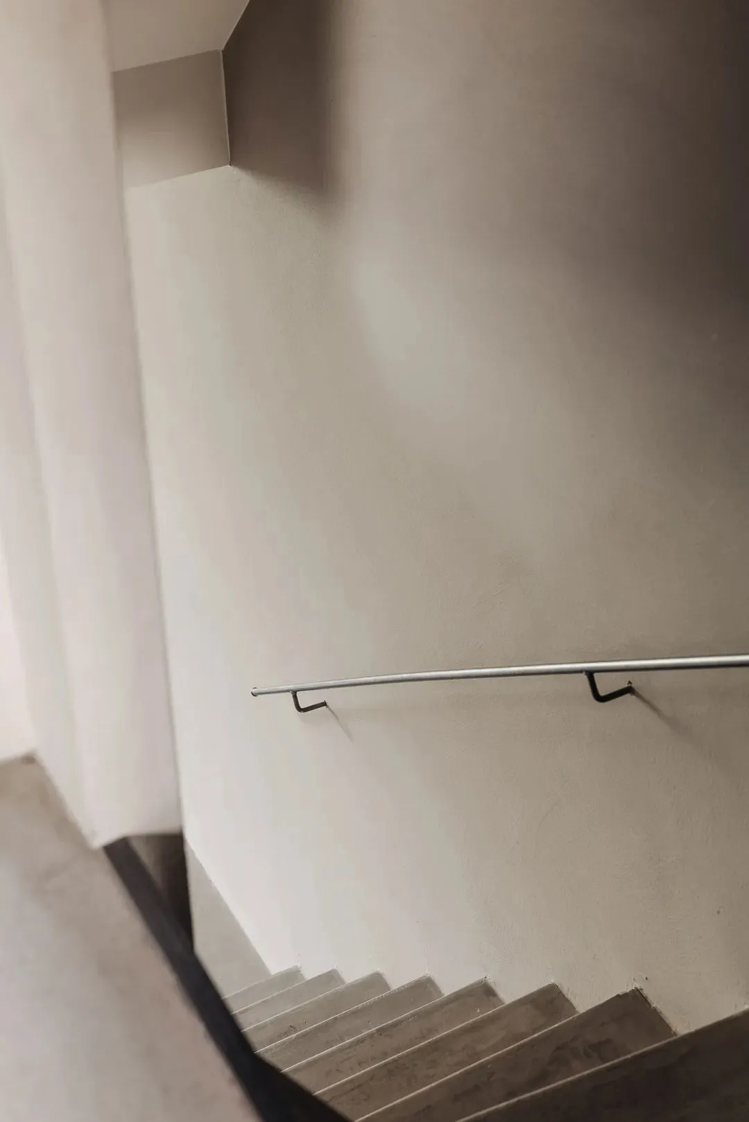 Naturalny minimalizm w designie mieszkania w domu na kanale w Amsterdamie - Gallery image 18