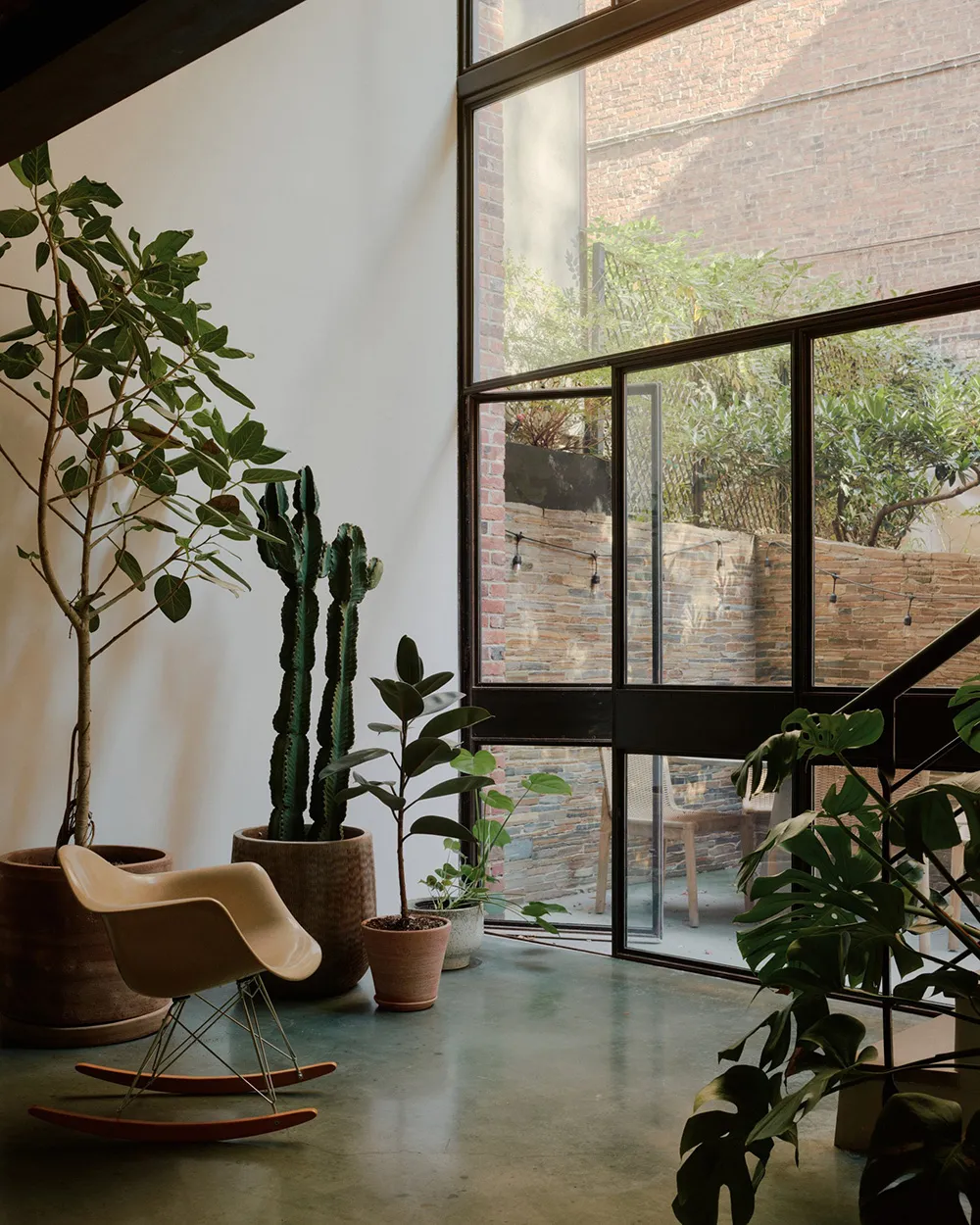 Miks stylów i słoneczny świat w wnętrzach niezwykłego taunhouse'a w Nowym Jorku - Gallery image 15