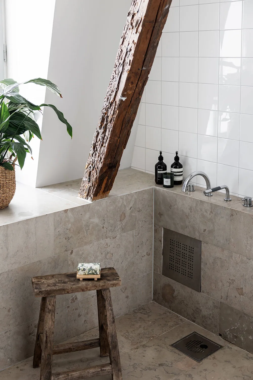 Эффектная мансарда с балками в Стокгольме - Gallery image 19