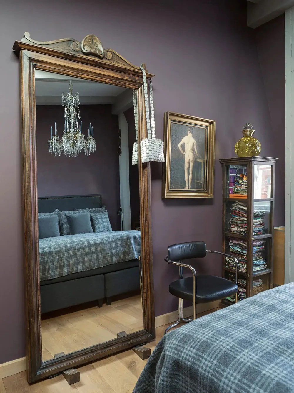 Темні відтінки та антикваріат: квартирка на даху в Гетеборзі - Gallery image 10