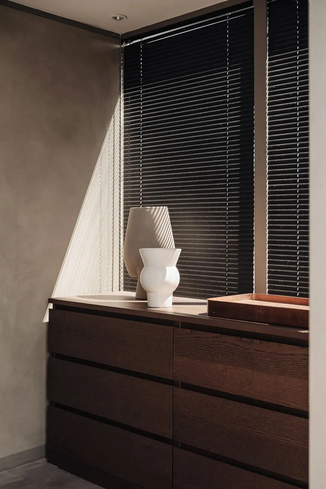 Naturalny minimalizm w designie mieszkania w domu na kanale w Amsterdamie - Gallery image 34