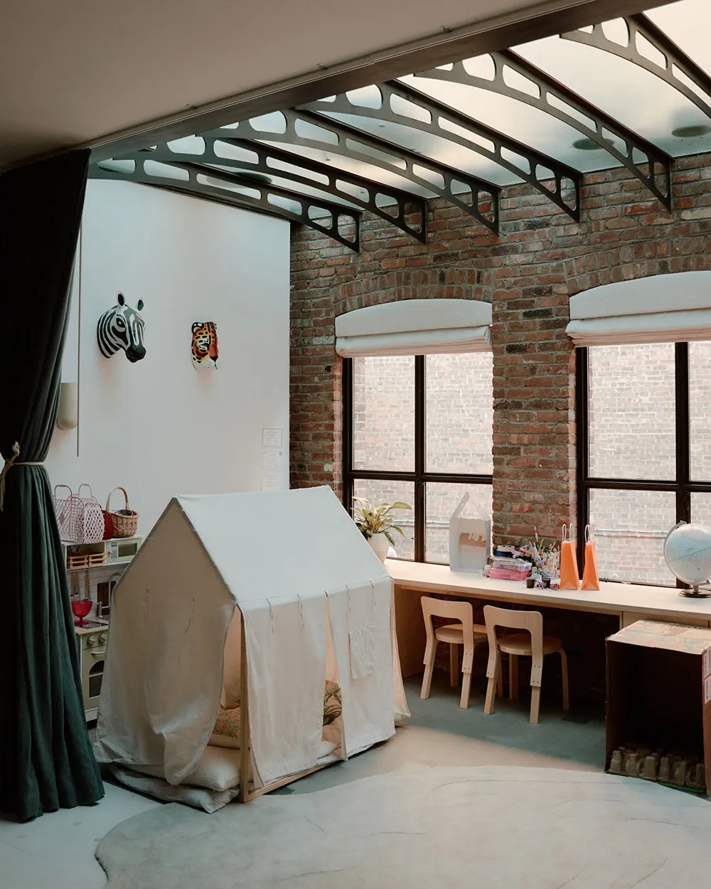 Miks stylów i słoneczny świat w wnętrzach niezwykłego taunhouse'a w Nowym Jorku - Gallery image 19