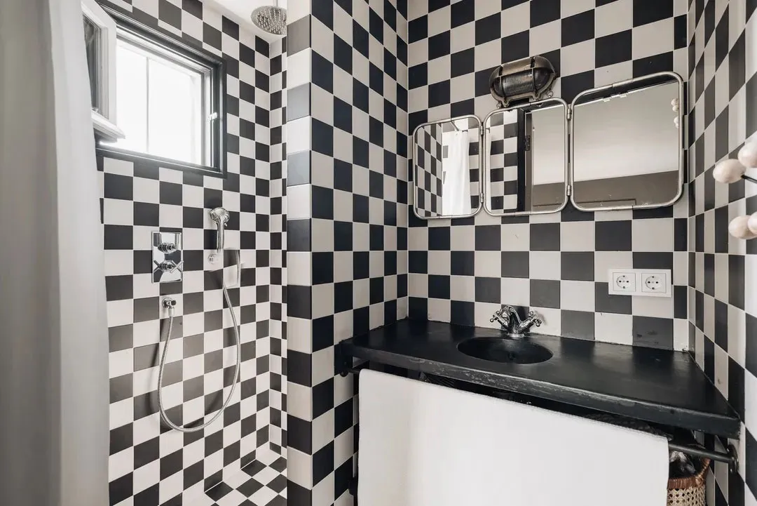 Naturalny minimalizm w designie mieszkania w domu na kanale w Amsterdamie - Gallery image 29