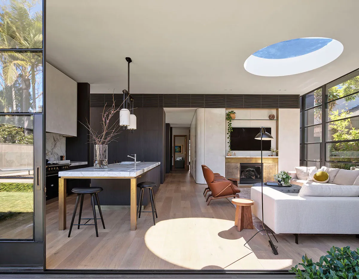 Fenêtre de plafond circulaire et cuisine en marbre : rénovation d'une maison des années 1930 à Sydney - Gallery image 3
