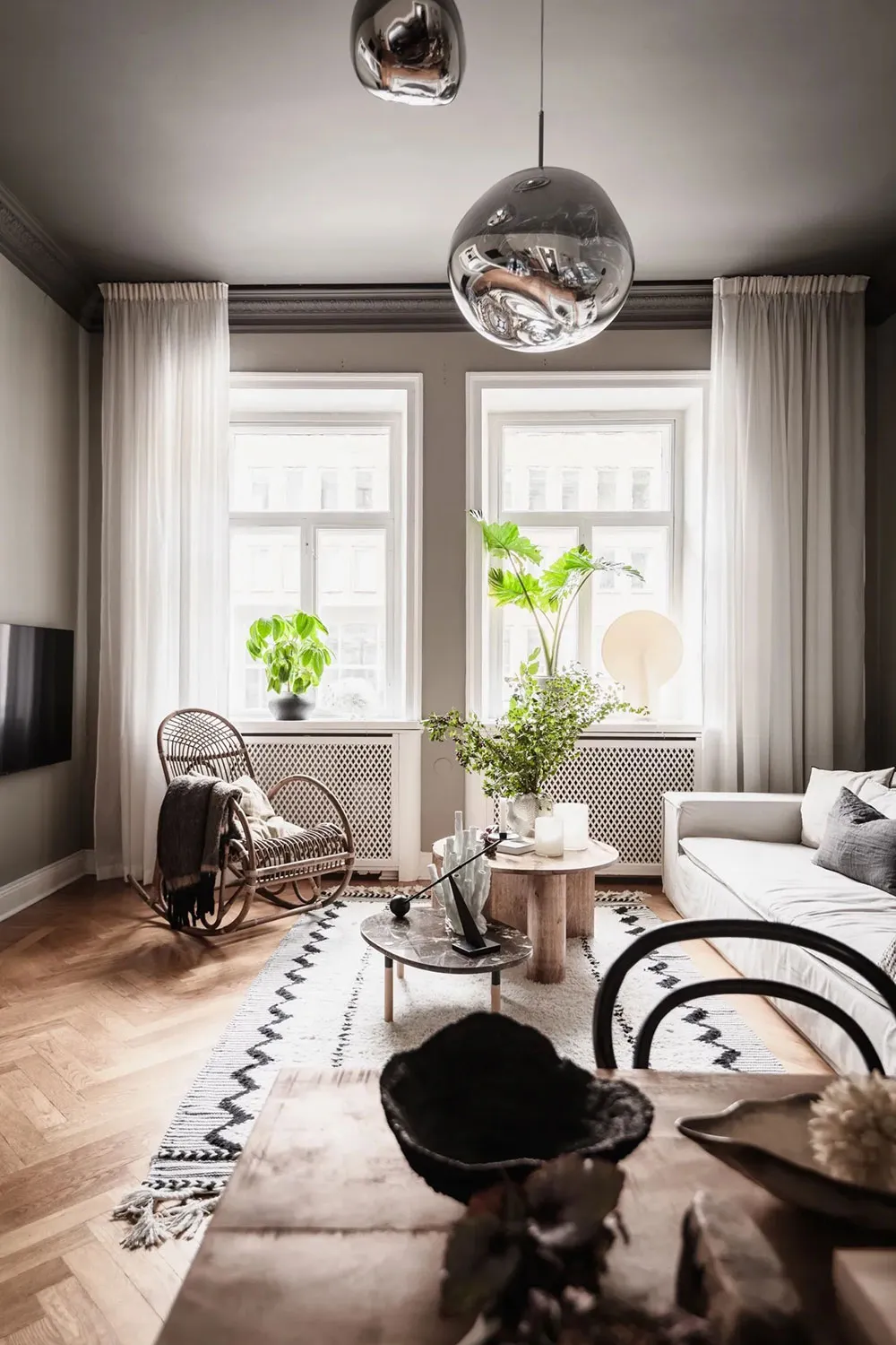 Atmosferyczny skandynawski wnętrze z ciemnym sufitem (81 m²) - Gallery image 9