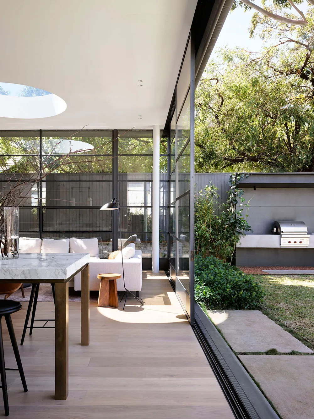 Fenêtre de plafond circulaire et cuisine en marbre : rénovation d'une maison des années 1930 à Sydney - Gallery image 2
