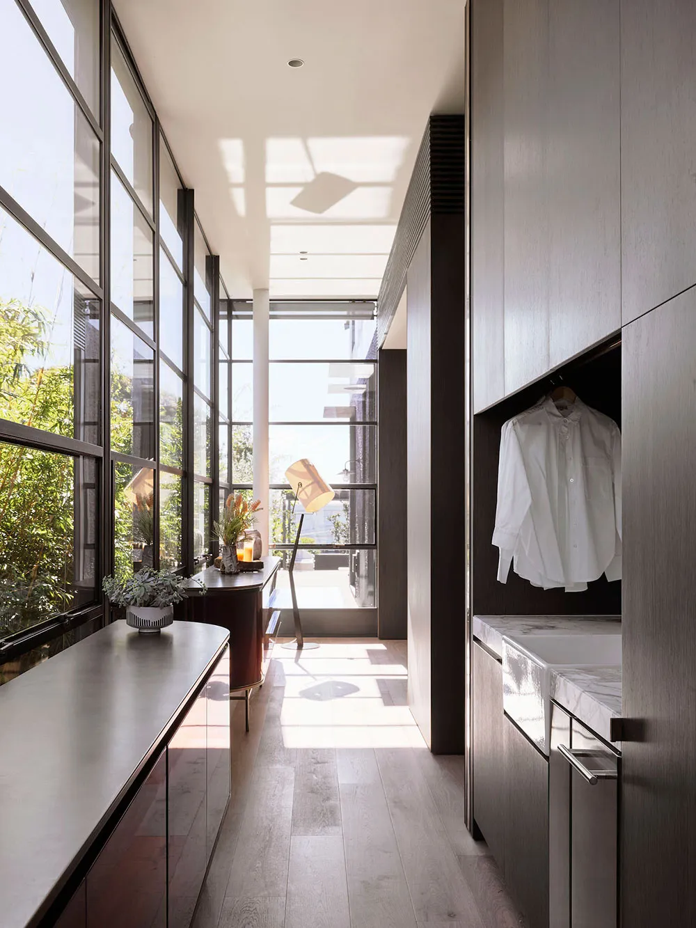 Fenêtre de plafond circulaire et cuisine en marbre : rénovation d'une maison des années 1930 à Sydney - Gallery image 12