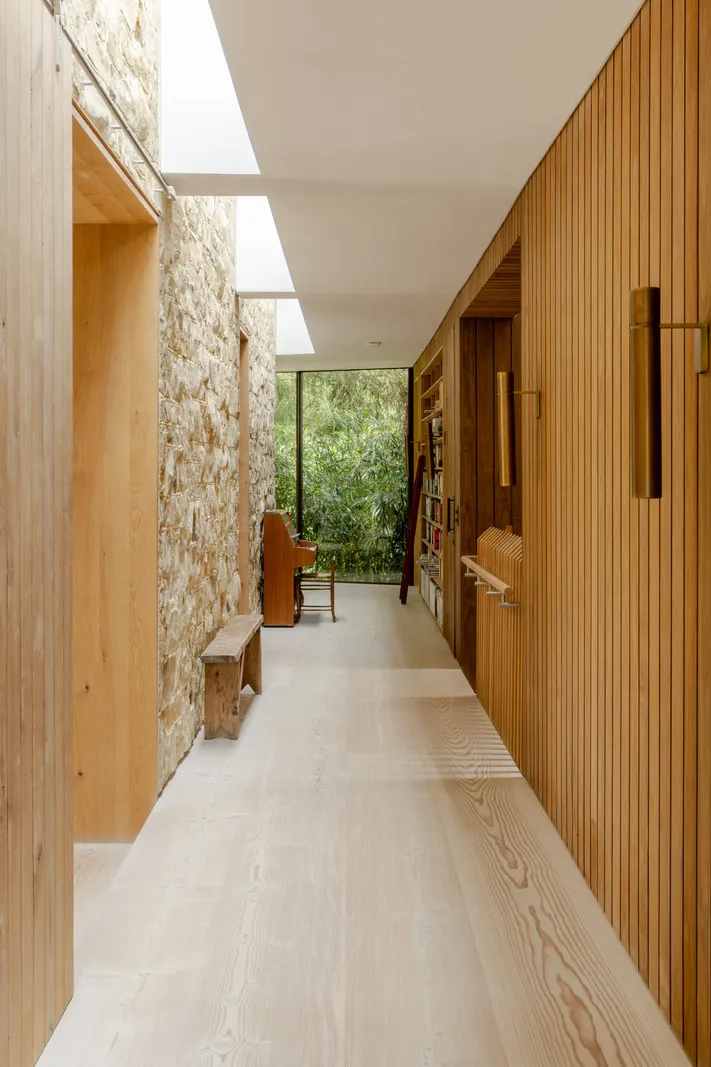 Modernes Holzhaus des Designers in Einklang mit der Natur - Gallery image 18