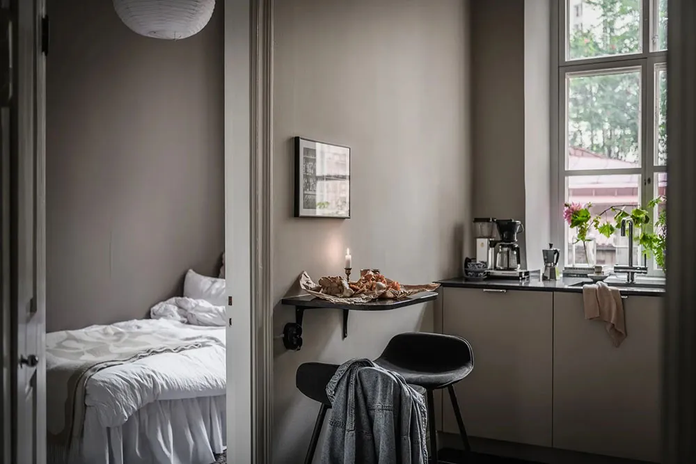 Atmosferyczny skandynawski wnętrze z ciemnym sufitem (81 m²) - Gallery image 29