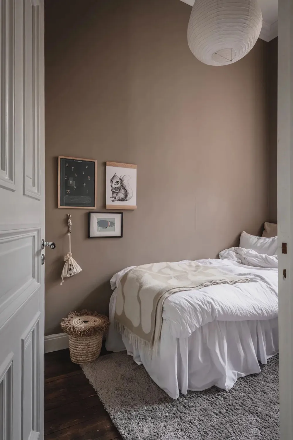 Atmosferyczny skandynawski wnętrze z ciemnym sufitem (81 m²) - Gallery image 31