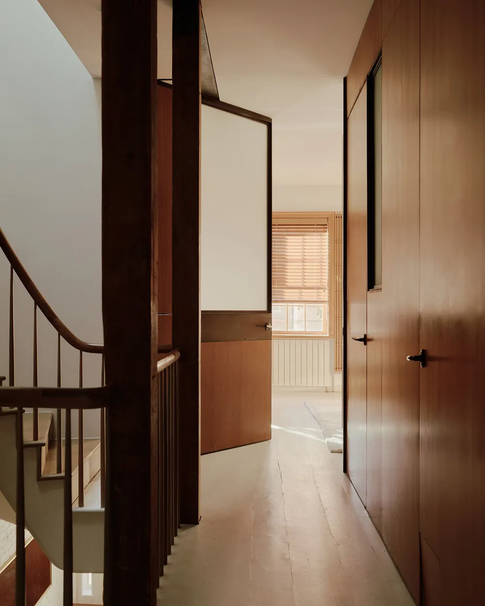 Miks stylów i słoneczny świat w wnętrzach niezwykłego taunhouse'a w Nowym Jorku - Gallery image 9