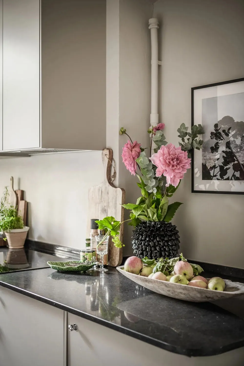 Atmosferyczny skandynawski wnętrze z ciemnym sufitem (81 m²) - Gallery image 25