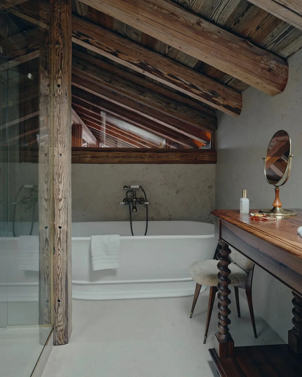 Mix of Traditional Alpine Motifs and Modern Decor: Bright Chalet in Mежeve - Gallery image 10