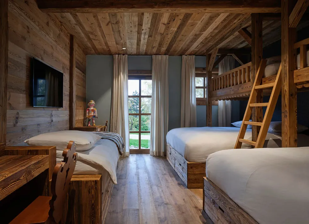 Mix of Traditional Alpine Motifs and Modern Decor: Bright Chalet in Mежeve - Gallery image 13