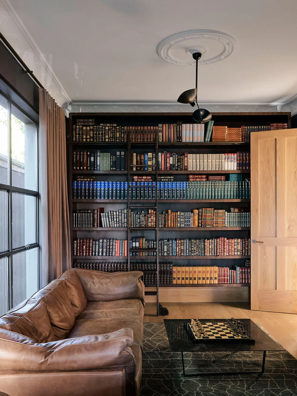 Fenêtre de plafond circulaire et cuisine en marbre : rénovation d'une maison des années 1930 à Sydney - Gallery image 11