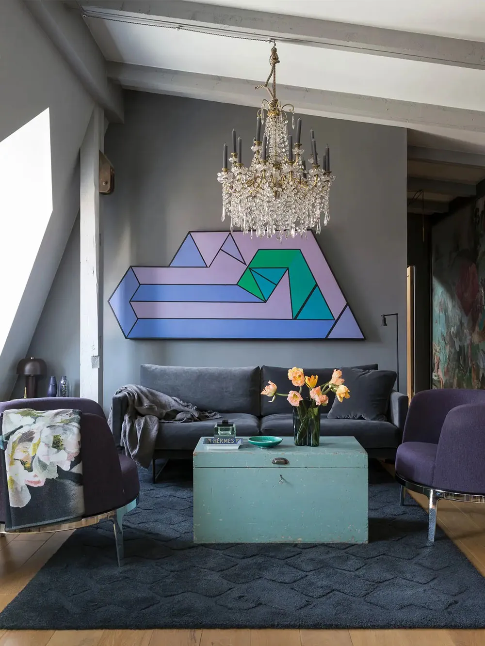 Темні відтінки та антикваріат: квартирка на даху в Гетеборзі - Gallery image 2