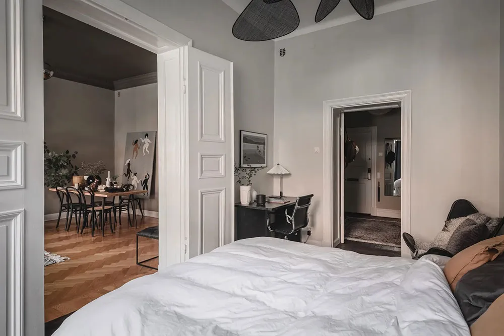 Atmosferyczny skandynawski wnętrze z ciemnym sufitem (81 m²) - Gallery image 12