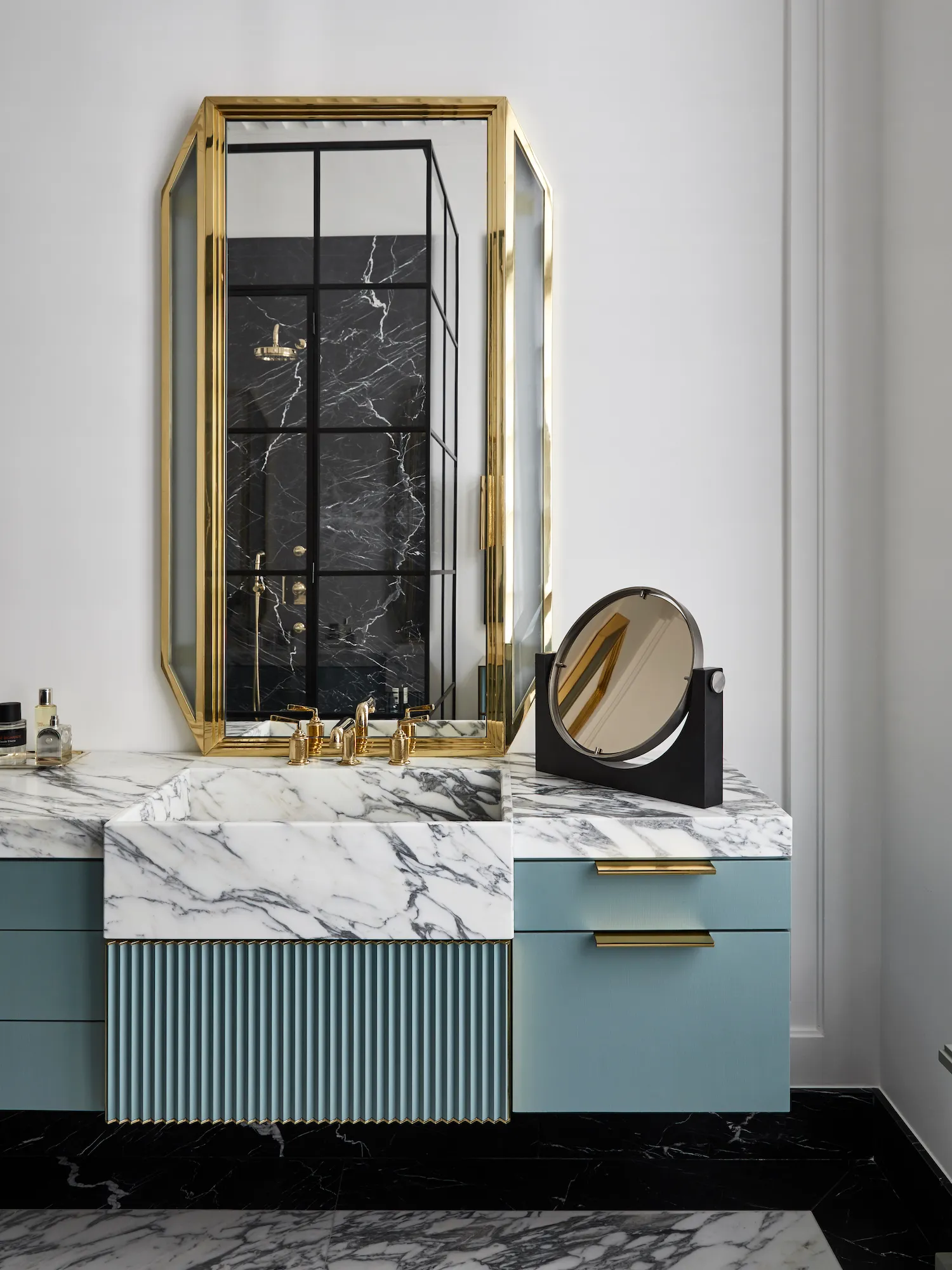 Modernité élégante dans le logement historique à Paris - Gallery image 19