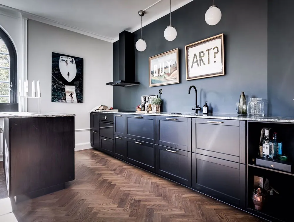 Estilos de contraste cromático en el diseño de un apartamento inusual en Suecia (73 m²) - Gallery image 5