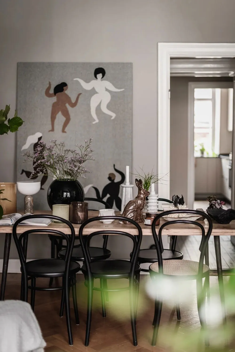 Atmosferyczny skandynawski wnętrze z ciemnym sufitem (81 m²) - Gallery image 5