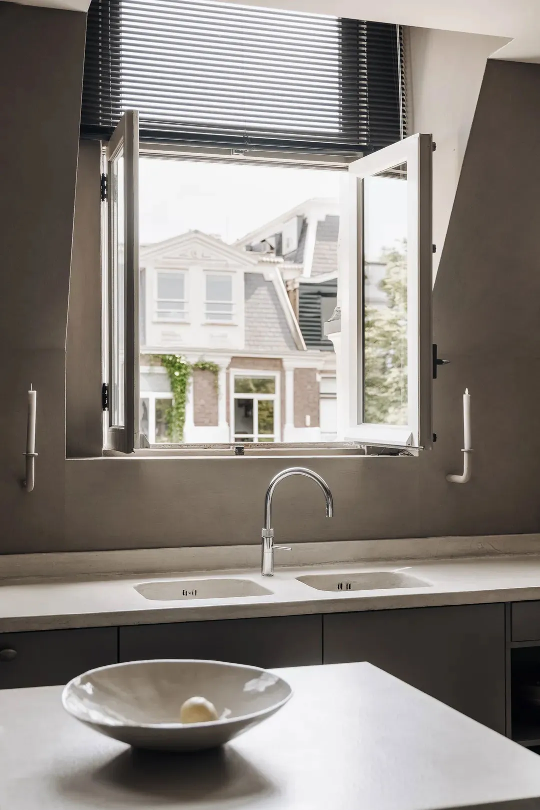 Naturalny minimalizm w designie mieszkania w domu na kanale w Amsterdamie - Gallery image 15