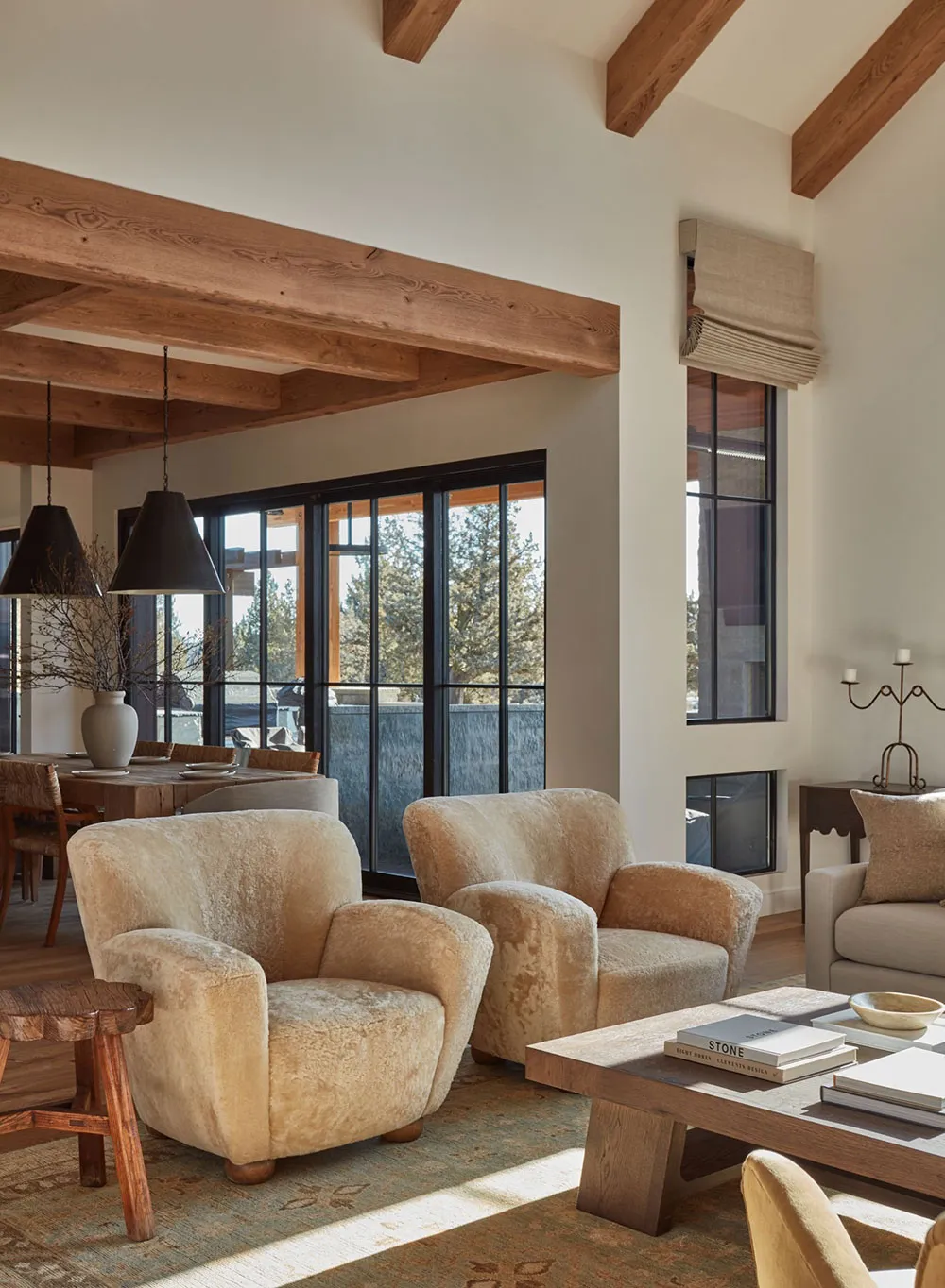 Interior acogedor en tonos beige y marrón en Oregon - Gallery image 6