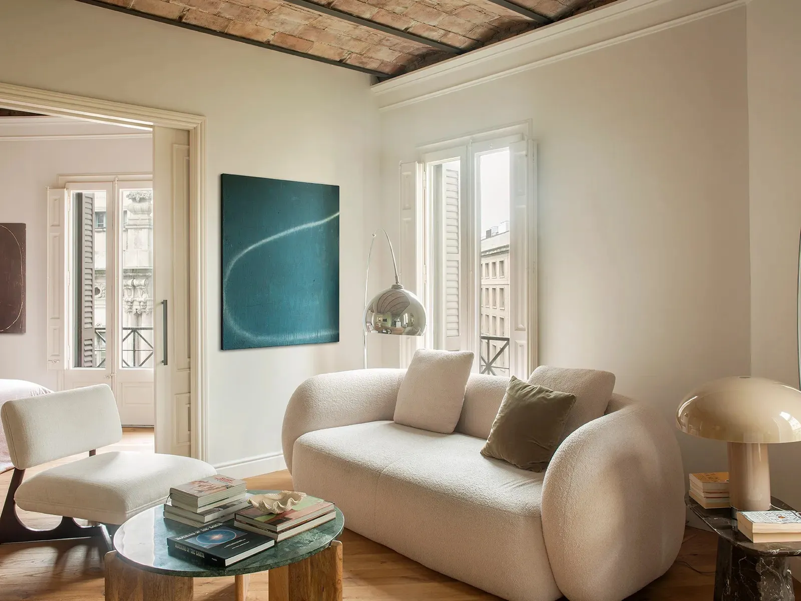 Armaduras y distribución inusual: apartamento de un blogger en Barcelona - Gallery image 2