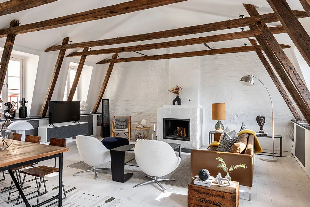 Эффектная мансарда с балками в Стокгольме - Gallery image 3