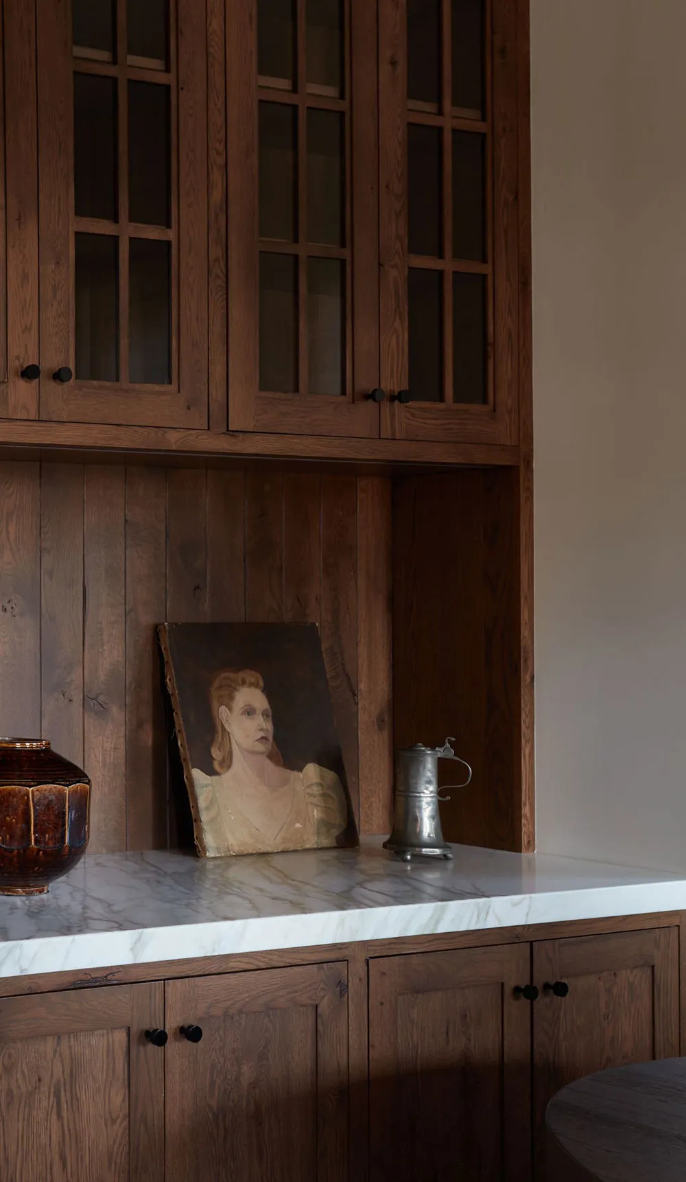 Interior acogedor en tonos beige y marrón en Oregon - Gallery image 15