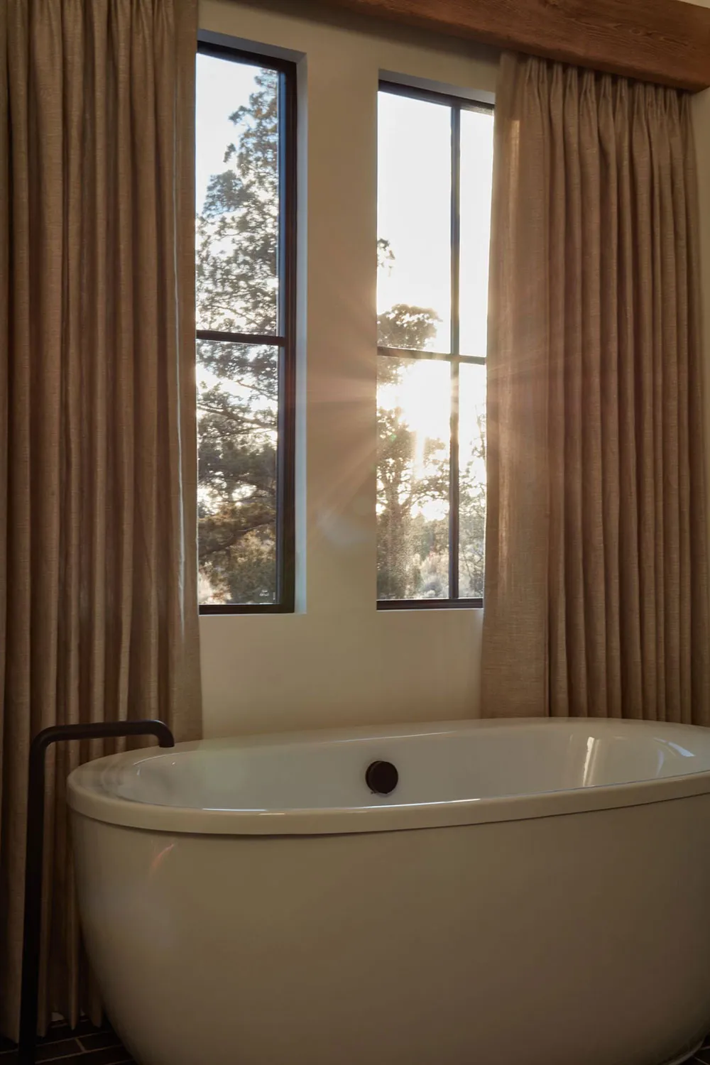 Interior acogedor en tonos beige y marrón en Oregon - Gallery image 21