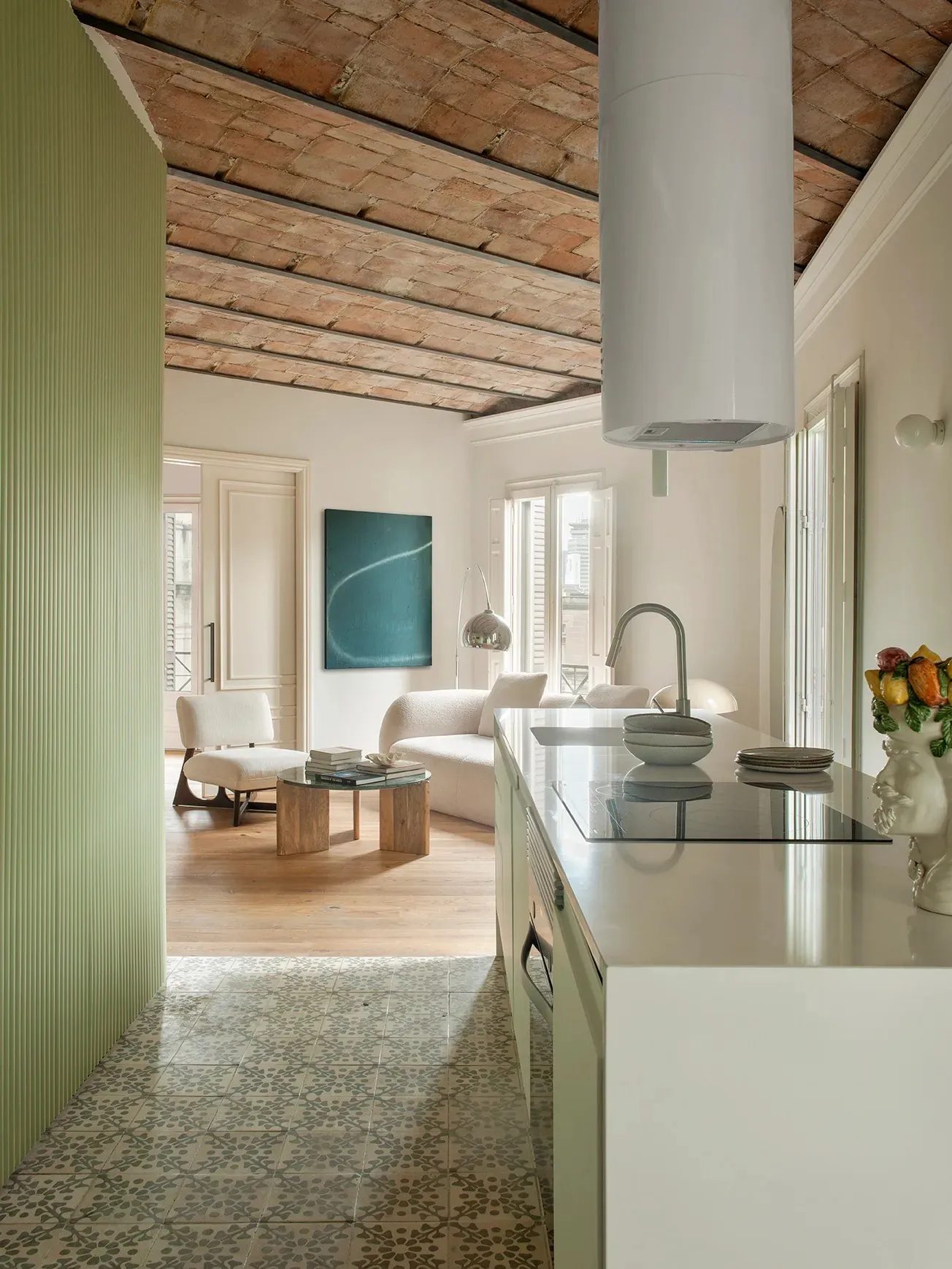 Armaduras y distribución inusual: apartamento de un blogger en Barcelona - Gallery image 1