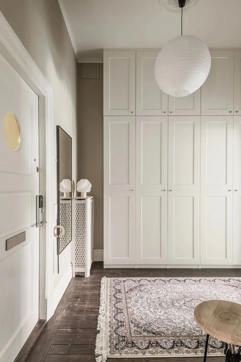 Atmosferyczny skandynawski wnętrze z ciemnym sufitem (81 m²) - Gallery image 20