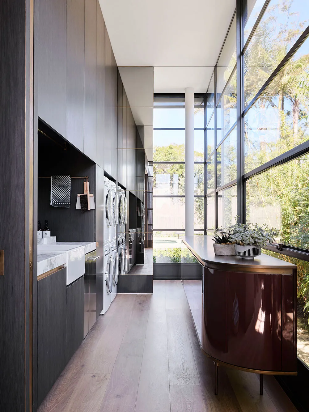 Fenêtre de plafond circulaire et cuisine en marbre : rénovation d'une maison des années 1930 à Sydney - Gallery image 13