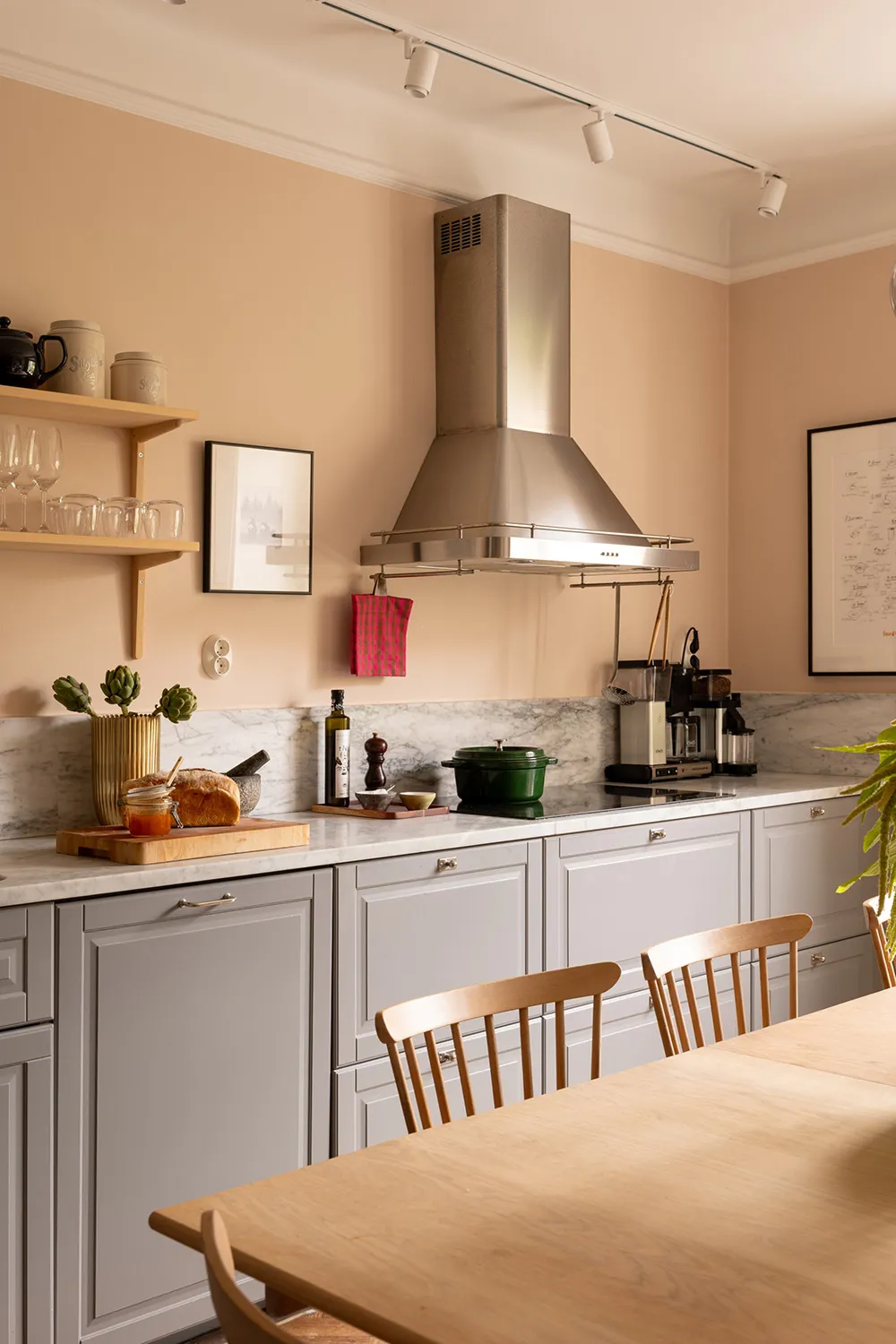 Цветные стены и обои: живой интерьер в старом доме в Стокгольме - Gallery image 8