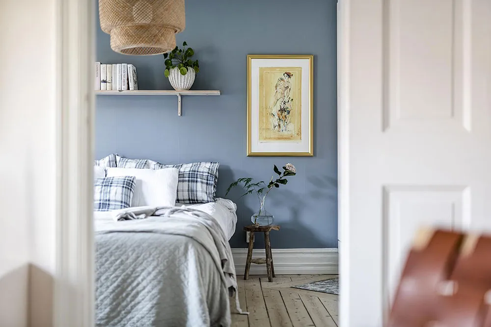 Light and Warm Living Room and Atmosphere Blue Bedroom: Apartment in Gothenburg (52 sqm) - Gallery image 8