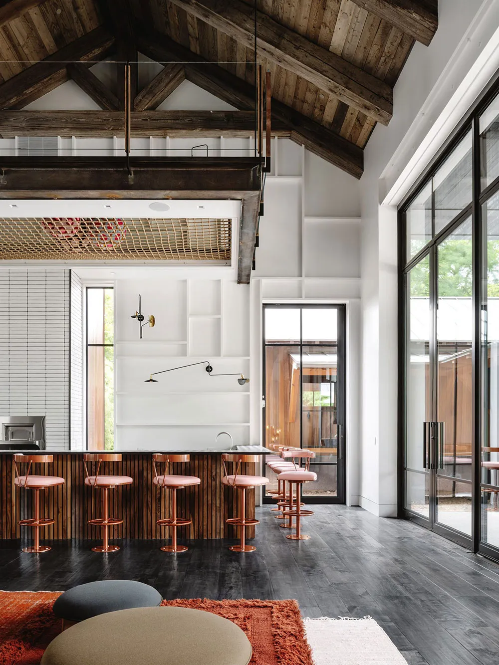 Espace imposant de maison familiale au style grange à Austin - Gallery image 1