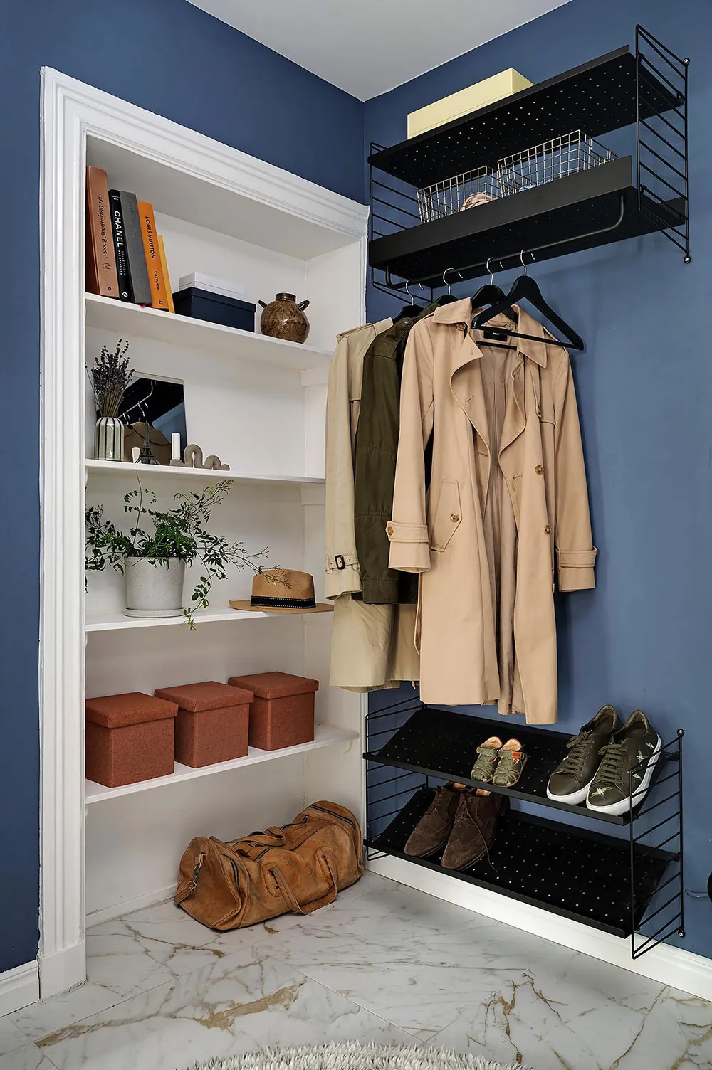 Różowa salon z niebieskim sofą: uroczy skandynawski mieszkanie w centenowym domu (105 m²) - Gallery image 29