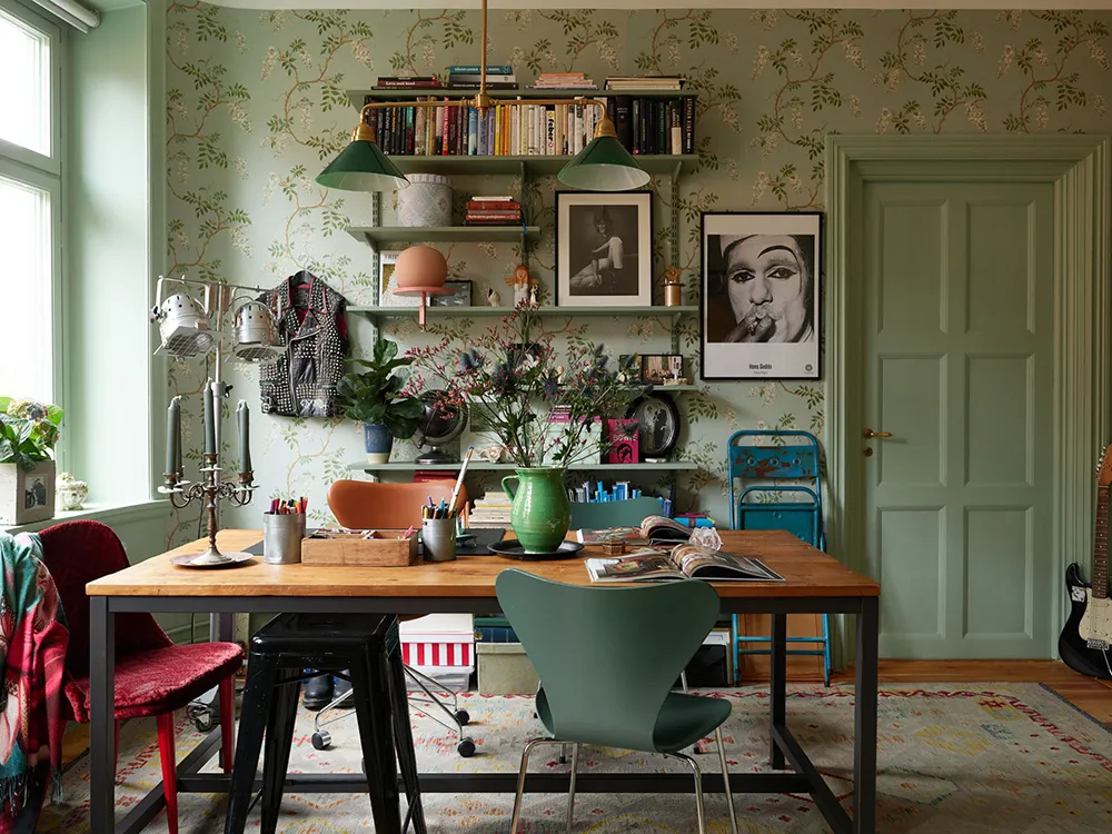 Незвичайні фарби та квіткові мотиви: радісний інтер’єр у Стокгольмі - Gallery image 24