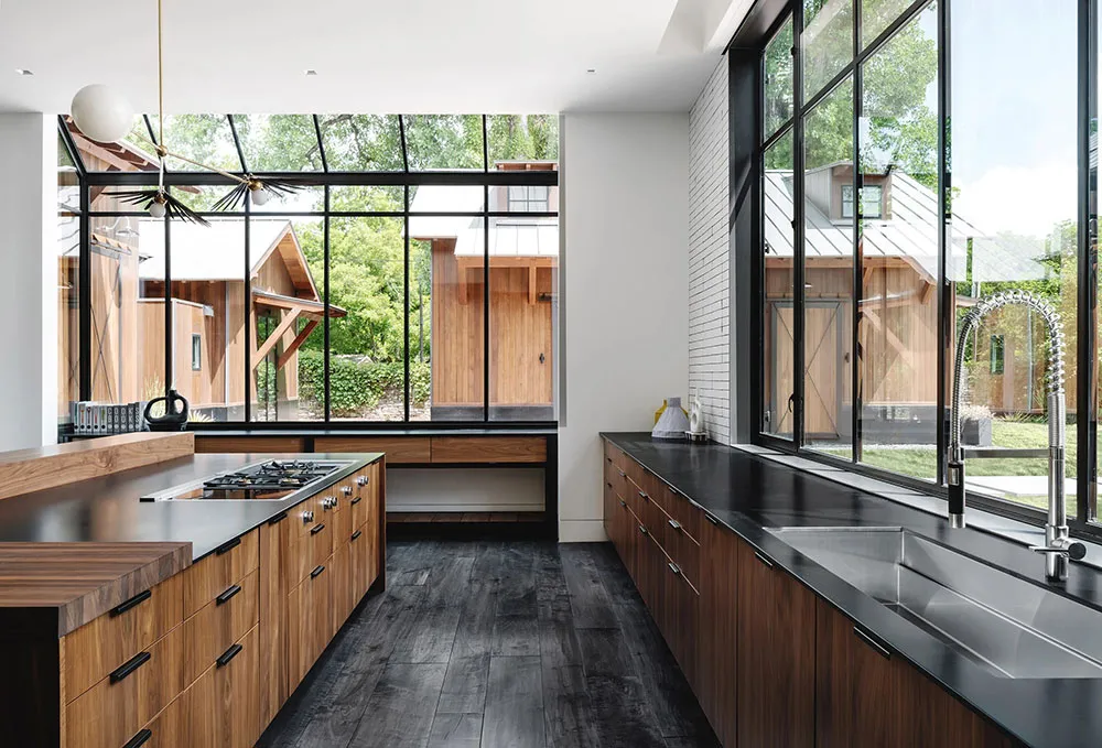 Espace imposant de maison familiale au style grange à Austin - Gallery image 11