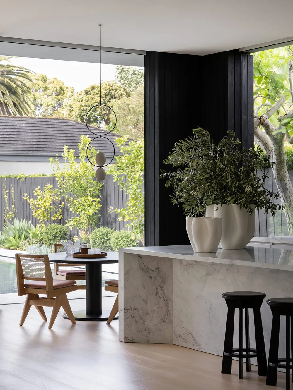 Стильний дизайн в нейтральних тонах: будинок у Мельбурні - Gallery image 1